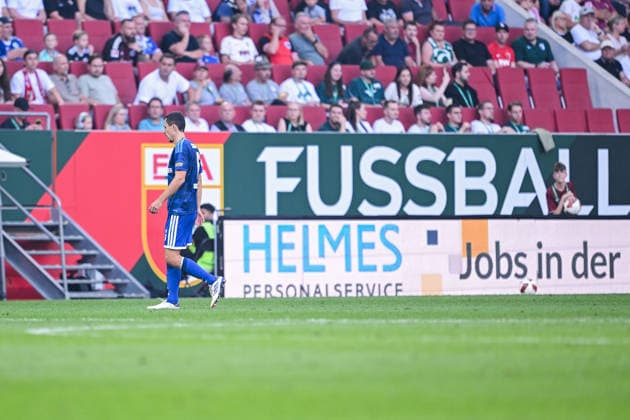 30.08.2026, Fussball, Saison 2026 2027, Bundesliga, FC Augsburg - FC Schalke 04, Ron Schallenberg (FC Schalke 04) geht nach der Roten Karte vom Platz, xRHR-FOTO YYx *** August 30, 2026, Soccer, 2026–2027 Season, Bundesliga, FC Augsburg vs. FC Schalke 04, Ron Schallenberg of FC Schalke 04 is sent off after receiving a red card, xRHR PHOTO YYx Copyright: KROEGER RHR-FOTOx RHR-FOTO YY