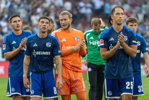 Dylan Leonard (FC Schalke 04), Robin Gosens (FC Schalke 04), Torwart Loris Karius (FC Schalke 04) und Nikola Katic (FC Schalke 04) v-l stehen enttaeuscht vor den Fans, FC Augsburg vs. FC Schalke 04, Fußball-Bundesliga Fussball, 1. Bundesliga, 01. Spieltag, 30.08.2026 DFB regulations prohibit any use of photographs as image sequences and or quasi-video *** Dylan Leonard (FC Schalke 04), Robin Gosens (FC Schalke 04), goalkeeper Loris Karius (FC Schalke 04), and Nikola Katic (FC Schalke 04) (from left to right) stand in front of the fans looking disappointed; FC Augsburg vs. FC Schalke 04, Bundesliga soccer, 1. Bundesliga, Matchday 01, August 30, 2026. DFB regulations prohibit any use of photographs as image sequences and or quasi-video. Copyright: xkolbert-press PeterxFastlx