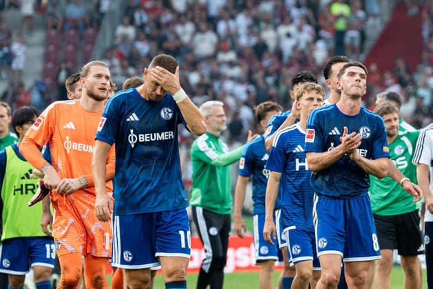 Fussball: Deutschland: 1. Bundesliga 2026 2027 - 1. Spieltag, 30.08.2026 - FC Augsburg vs. FC Schalke 04 (WWK Arena, Augsburg); Enttäuschte Schalker, nach der Niederlage, Edin DÅ¾eko, Edin Dzeko (10, FC Schalke 04), Loris Karius (1, FC Schalke 04), Robin Gosens (8, FC Schalke 04) *** Soccer Germany 1 Bundesliga 2026–2027 Matchday 1, August 30, 2026 FC Augsburg vs. FC Schalke 04 WWK Arena, Augsburg Disappointed Schalke players after the loss, Edin Džeko, Edin Džeko 10, FC Schalke 04, Loris Karius 1, FC Schalke 04, Robin Gosens 8, FC Schalke 04 Copyright: xValentinxDomgjonix