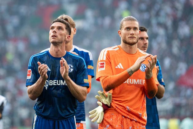 Fussball: Deutschland: 1. Bundesliga 2026 2027 - 1. Spieltag, 30.08.2026 - FC Augsburg vs. FC Schalke 04 (WWK Arena, Augsburg); Robin Gosens (8, FC Schalke 04), Loris Karius (1, FC Schalke 04) *** Soccer, Germany, Bundesliga 1, 2026–2027, Matchday 1, August 30, 2026: FC Augsburg vs. FC Schalke 04 at WWK Arena, Augsburg. Robin Gosens (8), FC Schalke 04; Loris Karius (1), FC Schalke 04 Copyright: xValentinxDomgjonix