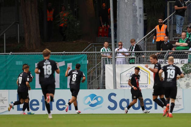 Niklas Castelle (FC Viktoria Koeln) Torjubel,jubelt mit seiner Mannschaft nach dem Treffer zum 1:0 waehrend des Spiels der 3. Liga zwischen Viktoria Koeln und Preussen Muenster, Sportpark Hoehenberg am 30. August 2026 in Koeln, Deutschland. (Foto von Oliver Kaelke DeFodi Images) +++ Niklas Castelle (FC Viktoria Koeln) celebrates after scoring his team s first goal with teammates during the 3. Liga match between Viktoria Koeln and Preussen Muenster at Sportpark Hoehenberg on August 30, 2026 in Cologne, Germany. (Photo by Oliver Kaelke DeFodi Images) DFB DFL REGULATIONS PROHIBIT ANY USE OF PHOTOGRAPHS AS IMAGE SEQUENCES AND OR QUASI-VIDEO. (Photo by Oliver Kaelke DeFodi Images) -