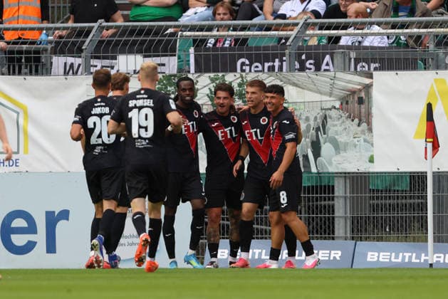Niklas Castelle (FC Viktoria Koeln) Torjubel,jubelt mit seiner Mannschaft nach dem Treffer zum 1:0 waehrend des Spiels der 3. Liga zwischen Viktoria Koeln und Preussen Muenster, Sportpark Hoehenberg am 30. August 2026 in Koeln, Deutschland. (Foto von Oliver Kaelke DeFodi Images) +++ Niklas Castelle (FC Viktoria Koeln) celebrates after scoring his team s first goal with teammates during the 3. Liga match between Viktoria Koeln and Preussen Muenster at Sportpark Hoehenberg on August 30, 2026 in Cologne, Germany. (Photo by Oliver Kaelke DeFodi Images) DFB DFL REGULATIONS PROHIBIT ANY USE OF PHOTOGRAPHS AS IMAGE SEQUENCES AND OR QUASI-VIDEO. (Photo by Oliver Kaelke DeFodi Images) -