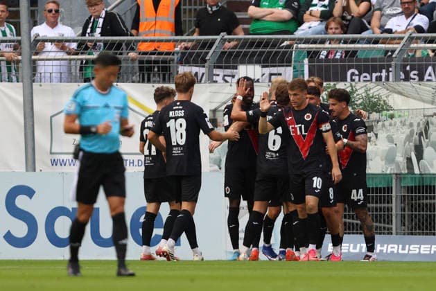 Niklas Castelle (FC Viktoria Koeln) Torjubel,jubelt mit seiner Mannschaft nach dem Treffer zum 1:0 waehrend des Spiels der 3. Liga zwischen Viktoria Koeln und Preussen Muenster, Sportpark Hoehenberg am 30. August 2026 in Koeln, Deutschland. (Foto von Oliver Kaelke DeFodi Images) +++ Niklas Castelle (FC Viktoria Koeln) celebrates after scoring his team s first goal with teammates during the 3. Liga match between Viktoria Koeln and Preussen Muenster at Sportpark Hoehenberg on August 30, 2026 in Cologne, Germany. (Photo by Oliver Kaelke DeFodi Images) DFB DFL REGULATIONS PROHIBIT ANY USE OF PHOTOGRAPHS AS IMAGE SEQUENCES AND OR QUASI-VIDEO. (Photo by Oliver Kaelke DeFodi Images) -
