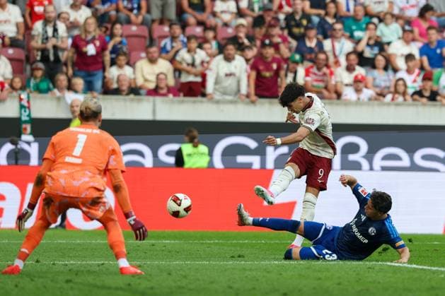 Rodrigo Ribeiro 9 (FC Augsburg) trifft das Tor zum 3:0, Soufiane El-Faouzi 23 (FC Schalke 04), Loris Karius 1 (FC Schalke 04) sind Machtlos, FC Augsburg vs. FC Schalke 04, Fussball, 1. Bundesliga, 1. Spieltag, 30.08.2026 DFB regulations prohibit any use of photographs as image sequences and or quasi-video Augsburg Bayern Deutschland *** Rodrigo Ribeiro (9, FC Augsburg) scores the goal to make it 3–0; Soufiane El Faouzi (23, FC Schalke 04) and Loris Karius (1, FC Schalke 04) are powerless to stop it. FC Augsburg vs. FC Schalke 04, Soccer, Bundesliga 1, Matchday 1, August 30, 2026. DFB regulations prohibit any use of photographs as image sequences and or quasi-video. Augsburg, Bavaria, Germany Copyright: xkolbert-press ChristianxKolbertx