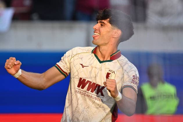 Torjubel Rodrigo Duarte RIBEIRO (FC Augsburg) nach Tor zum 3-0, Jubel,Freude,Begeisterung,, Aktion,Einzelbild,angeschnittenes Einzelmotiv,Halbfigur,halbe Figur. Fussball 1. Bundesliga Saison 2026 2027, 1.Spieltag, Spieltag01, FC Augsburg - FC Schalke 04 3-0 am 30.08.2026 , WWK A R E N A. *** Rodrigo Duarte RIBEIRO of FC Augsburg celebrates after scoring the 3-0 goal; celebration, joy, excitement, action, single frame, cropped close-up, half-length shot, soccer, 1. Bundesliga, 2026–2027 season, Matchday 1, Matchday 01, FC Augsburg vs. FC Schalke 04 3–0 on August 30, 2026, WWK Arena