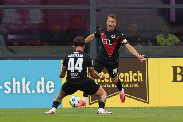 David Otto (FC Viktoria Koeln) Torjubel,jubelt mit seiner Mannschaft nach dem Treffer zum 2:0 waehrend des Spiels der 3. Liga zwischen Viktoria Koeln und Preussen Muenster, Sportpark Hoehenberg am 30. August 2026 in Koeln, Deutschland. (Foto von Oliver Kaelke DeFodi Images) +++ David Otto (FC Viktoria Koeln) celebrates after scoring his team s second goal with teammates during the 3. Liga match between Viktoria Koeln and Preussen Muenster at Sportpark Hoehenberg on August 30, 2026 in Cologne, Germany. (Photo by Oliver Kaelke DeFodi Images) DFB DFL REGULATIONS PROHIBIT ANY USE OF PHOTOGRAPHS AS IMAGE SEQUENCES AND OR QUASI-VIDEO. (Photo by Oliver Kaelke DeFodi Images) -