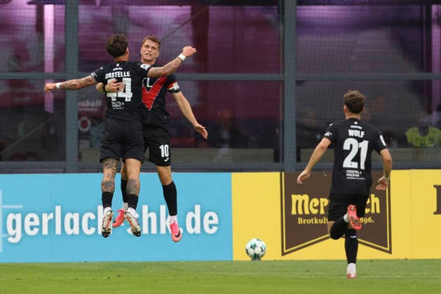 David Otto (FC Viktoria Koeln) Torjubel,jubelt mit seiner Mannschaft nach dem Treffer zum 2:0 waehrend des Spiels der 3. Liga zwischen Viktoria Koeln und Preussen Muenster, Sportpark Hoehenberg am 30. August 2026 in Koeln, Deutschland. (Foto von Oliver Kaelke DeFodi Images) +++ David Otto (FC Viktoria Koeln) celebrates after scoring his team s second goal with teammates during the 3. Liga match between Viktoria Koeln and Preussen Muenster at Sportpark Hoehenberg on August 30, 2026 in Cologne, Germany. (Photo by Oliver Kaelke DeFodi Images) DFB DFL REGULATIONS PROHIBIT ANY USE OF PHOTOGRAPHS AS IMAGE SEQUENCES AND OR QUASI-VIDEO. (Photo by Oliver Kaelke DeFodi Images) -