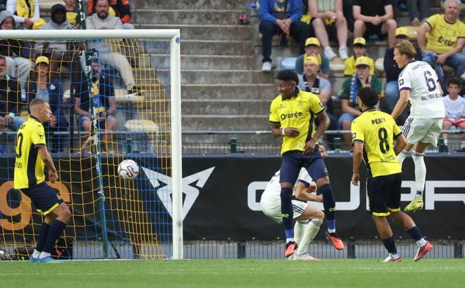 Union™s Ondrej Kricfalusi stops the ball during a soccer match between Union Saint-Gilloise and RSC Anderlecht, Sunday 30 August 2026 in Brussels, on day 4 of the 2026-2027 Jupiler Pro League first division of the Belgian championship. VIRGINIExLEFOUR  x184773182x