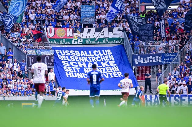 30.08.2026, Fussball, Saison 2026 2027, Bundesliga, FC Augsburg - FC Schalke 04, Fanbanner FC Schalke 04, xRHR-FOTO YYx *** August 30, 2026, Soccer, 2026–2027 Season, Bundesliga, FC Augsburg vs. FC Schalke 04, FC Schalke 04 Fan Banner, xRHR PHOTO YYx Copyright: KROEGER RHR-FOTOx RHR-FOTO YY