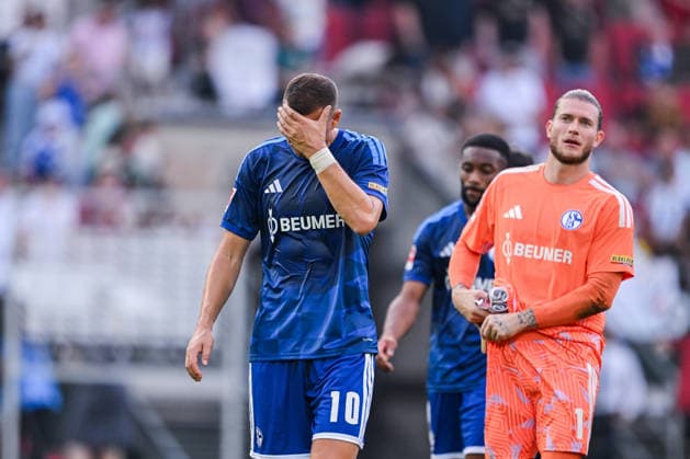 30.08.2026, Fussball, Saison 2026 2027, Bundesliga, FC Augsburg - FC Schalke 04, Edin DÅ¾eko Dzeko (FC Schalke 04), Torwart Loris Karius (FC Schalke 04), xRHR-FOTO YYx *** August 30, 2026, Soccer, 2026–2027 Season, Bundesliga, FC Augsburg vs. FC Schalke 04, Edin Džeko (FC Schalke 04), Goalie Loris Karius (FC Schalke 04), xRHR PHOTO YYx Copyright: KROEGER RHR-FOTOx RHR-FOTO YY