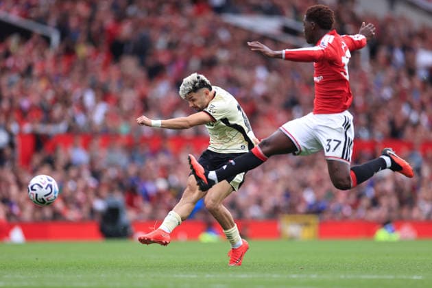Football - Premier League - Manchester United, ManU v Ipswich Town 30th August 2026 - Premier League - Manchester United v Ipswich Town - Julio Enciso of Ipswich Town shoots as Kobbie Mainoo of Manchester United challenges - Photo: Simon Stacpoole Offside. Manchester UK Copyright: xSimonxStacpoolexOffside