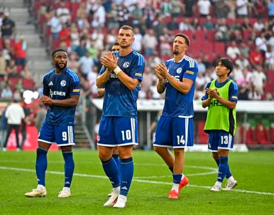 30.08.2026, Fussball Bundesliga 2026 2027, 1.Spieltag, FC Augsburg - FC Schalke 04, in der WWK-Arena Augsburg, die Mannschaft ist nach dem Spiel enttäuscht, v.l. Moussa Sylla (FC Schalke 04), Edin Dzeko (Schalke 04) und Janik Bachmann (Schalke) ***DFL and DFB regulations prohibit any use of photographs as image sequences and or quasi-video.*** *** August 30, 2026, 2026–2027 Bundesliga season, Matchday 1, FC Augsburg vs. FC Schalke 04, at the WWK Arena in Augsburg; the team is disappointed after the game; from left: Moussa Sylla (FC Schalke 04), Edin Dzeko, Schalke 04, and Janik Bachmann, Schalke ***DFL and DFB regulations prohibit any use of photographs as image sequences and or quasi-video***