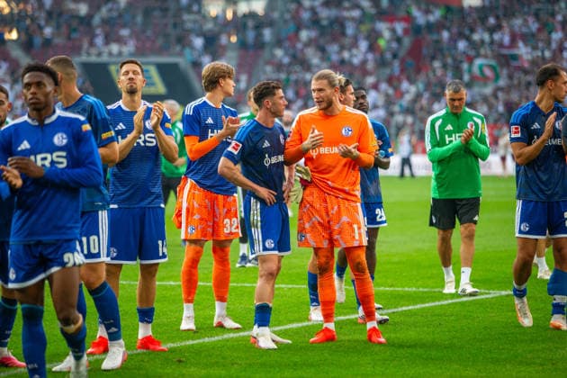 30.08.26 FC Augsburg - FC Schalke 04 Deutschland, Augsburg, 30.08.2026, Fussball, Bundesliga, Saison 2026 2027, FC Augsburg - FC Schalke 04: v.l. Robin Gosens, Loris Karius (beide Schalke 04). *** August 30, 2026 FC Augsburg vs. FC Schalke 04 Germany, Augsburg, August 30, 2026, Soccer, Bundesliga, 2026–2027 season, FC Augsburg vs. FC Schalke 04: Robin Gosens, Loris Karius (both Schalke 04)