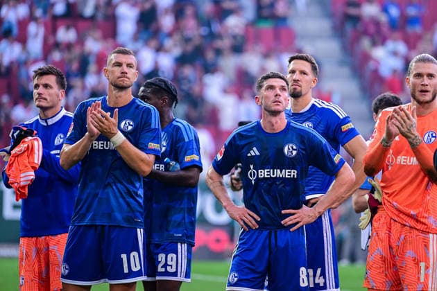 30.08.2026, Fussball, Saison 2026 2027, Bundesliga, FC Augsburg - FC Schalke 04, Edin DÅ¾eko Dzeko (FC Schalke 04), Robin Gosens (FC Schalke 04) xRHR-FOTO YYx *** August 30, 2026, Soccer, 2026–2027 Season, Bundesliga, FC Augsburg vs. FC Schalke 04, Edin Džeko (FC Schalke 04), Robin Gosens (FC Schalke 04) xRHR PHOTO YYx Copyright: KROEGER RHR-FOTOx RHR-FOTO YY