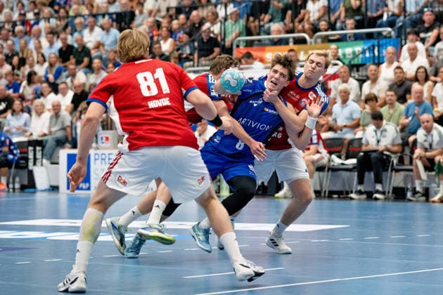 Magnus Grupe (HBW Balingen Weilstetten, 08) am Kreis von Einar Olafsson, (Handball Club Hamburg, 23) gehalten, HBW Balingen Weilstetten vs. Handball Club Hamburg, GER, Opel 1. Handball Bundesliga, Meisterschaft, Spieltag 1, Saison 2026 2027, 30.08..2026, Eibner-Pressefoto Andreas Ulmer BW Balingen Weilstetten vs. Handball Club Hamburg, GER, Opel 1. Handball Bundesliga, Meisterschaft, Spieltag 1, Saison 2026 2027, 30.08..2026, Balingen Copyright: xEibner-Pressefoto AndreasxUlmerx EP_AUR