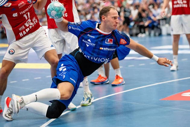 Tobias Heinzelmann (HBW Balingen Weilstetten, 28) hat einen schweren Stand, HBW Balingen Weilstetten vs. Handball Club Hamburg, GER, Opel 1. Handball Bundesliga, Meisterschaft, Spieltag 1, Saison 2026 2027, 30.08..2026, Eibner-Pressefoto Andreas Ulmer BW Balingen Weilstetten vs. Handball Club Hamburg, GER, Opel 1. Handball Bundesliga, Meisterschaft, Spieltag 1, Saison 2026 2027, 30.08..2026, Balingen Copyright: xEibner-Pressefoto AndreasxUlmerx EP_AUR