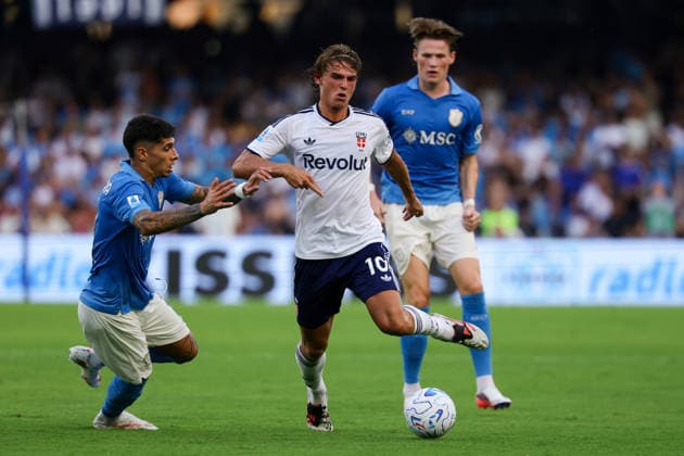 Como™s Nico Paz fights for the ball with Napoli™s Mathias Olivera during the Serie A soccer match between Napoli and Como at the Diego Armando Maradona Stadium in Naples, southern italy - Sunday , August 30, 2026. - Soccer .  Copyright: xAlessandroxGarofalo LaPressex