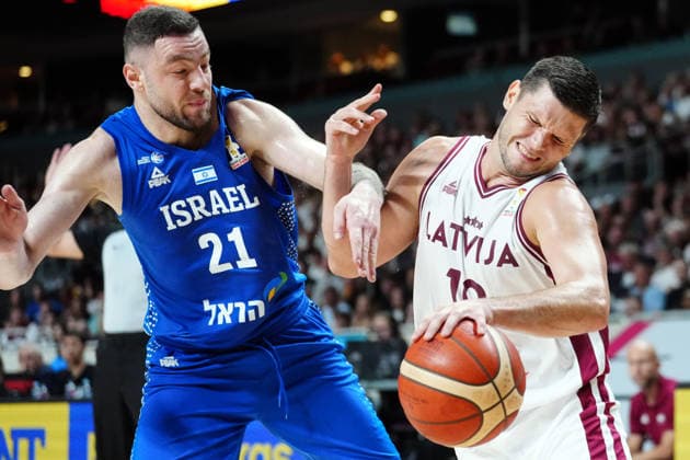 August 30, 2026, Riga, Latvija: RIHARDS LOMAZS (R) of Latvia vies with NETANEL ARTZI of Israel during the FIBA Basketball World Cup 2027 European Qualifiers Second Round Ã‚Â· Group K match between Latvia and Israel at Xiaomi Arena, in Riga, Latvia, August 30, 2026 Riga Latvija - ZUMAp305 20260830_zip_p305_027 Copyright: xEdijsxPalensx