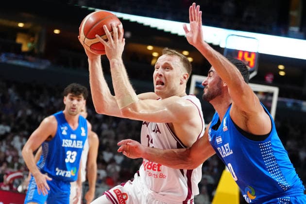 August 30, 2026, Riga, Latvija: MARCIS STEINBERGS (L) of Latvia vies with LIOR CARREIRA of Israel during the FIBA Basketball World Cup 2027 European Qualifiers Second Round Ã‚Â· Group K match between Latvia and Israel at Xiaomi Arena, in Riga, Latvia, August 30, 2026 Riga Latvija - ZUMAp305 20260830_zip_p305_028 Copyright: xEdijsxPalensx