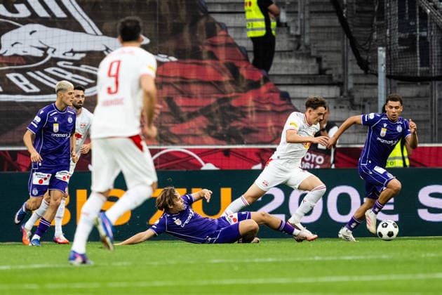 SOCCER - BL, RBS vs A.Wien SALZBURG,AUSTRIA,30.AUG.26 - SOCCER - ADMIRAL Bundesliga, Red Bull Salzburg vs FK Austria Wien. Image shows Romeo Moerth (A.Wien) and Bartosz Mazurek (RBS).  GEPAxpictures xJulioxArellano
