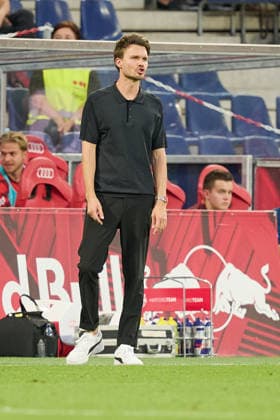 Salzburg, Österreich 30. August 2026: ADMIRAL Bundesliga - 2026 2027 - Sp. 5 - FC Red Bull Salzburg gegen FK Austria Wien Im Bild: Trainer Danny Röhl Roehl (RB) gestikuliert auf dem Spielfeld. Red Bull Arena Copyright: xFotostandx xWassmuthx
