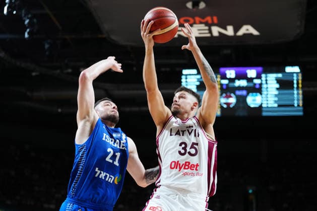 August 30, 2026, Riga, Latvija: KRISTAPS KILPS (R) of Latvia vies with NETANEL ARTZI of Israel during the FIBA Basketball World Cup 2027 European Qualifiers Second Round Ã‚Â· Group K match between Latvia and Israel at Xiaomi Arena, in Riga, Latvia, August 30, 2026 Riga Latvija - ZUMAp305 20260830_zip_p305_033 Copyright: xEdijsxPalensx