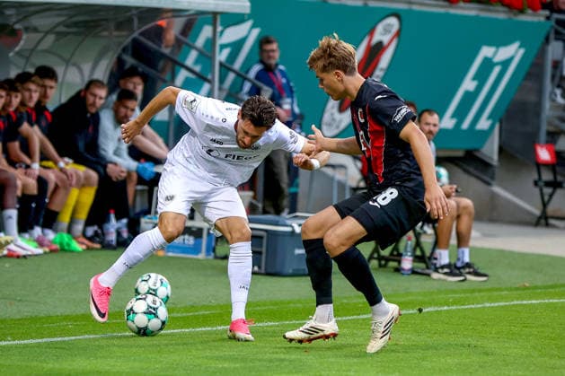 30.08.2026, xsscx, Fußball 3. Liga, Viktoria Köln - Preußen Münster, 3. Spieltag, Sportpark Höhenberg, Saison 2026 2027: Charalambos Makridis (SC Preußen Münster 14) im Zweikampf gegen Taylan Duman (Viktoria Köln 8) DFB regulations prohibit any use of photographs as image sequences and or quasi-video. Photo: xSandraxScherningxPressefotoKochx Nordrhein-Westfalen Deutschland