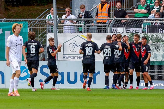 30.08.2026, xsscx, Fußball 3. Liga, Viktoria Köln - Preußen Münster, 3. Spieltag, Sportpark Höhenberg, Saison 2026 2027: Die Mannschaft von Viktoria köln feiert das Tor zum 1:0 durch Torschuetze Niklas Castelle (Viktoria Köln 40) DFB regulations prohibit any use of photographs as image sequences and or quasi-video. Photo: xSandraxScherningxPressefotoKochx Nordrhein-Westfalen Deutschland