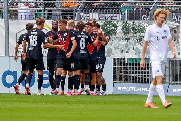 30.08.2026, xsscx, Fußball 3. Liga, Viktoria Köln - Preußen Münster, 3. Spieltag, Sportpark Höhenberg, Saison 2026 2027: Die Mannschaft von Viktoria köln feiert das Tor zum 1:0 durch Torschuetze Niklas Castelle (Viktoria Köln 40) DFB regulations prohibit any use of photographs as image sequences and or quasi-video. Photo: xSandraxScherningxPressefotoKochx Nordrhein-Westfalen Deutschland