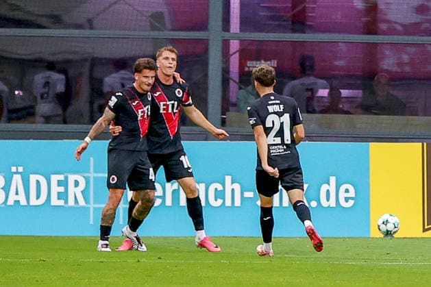 30.08.2026, xsscx, Fußball 3. Liga, Viktoria Köln - Preußen Münster, 3. Spieltag, Sportpark Höhenberg, Saison 2026 2027: Die Mannschaft von Viktoria köln feiert das Tor zum 2:0 durch Torschuetze David Otto (Viktoria Köln 10)DFB regulations prohibit any use of photographs as image sequences and or quasi-video. Photo: xSandraxScherningxPressefotoKochx Nordrhein-Westfalen Deutschland