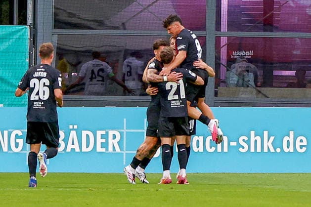 30.08.2026, xsscx, Fußball 3. Liga, Viktoria Köln - Preußen Münster, 3. Spieltag, Sportpark Höhenberg, Saison 2026 2027: Die Mannschaft von Viktoria köln feiert das Tor zum 2:0 durch Torschuetze David Otto (Viktoria Köln 10)DFB regulations prohibit any use of photographs as image sequences and or quasi-video. Photo: xSandraxScherningxPressefotoKochx Nordrhein-Westfalen Deutschland