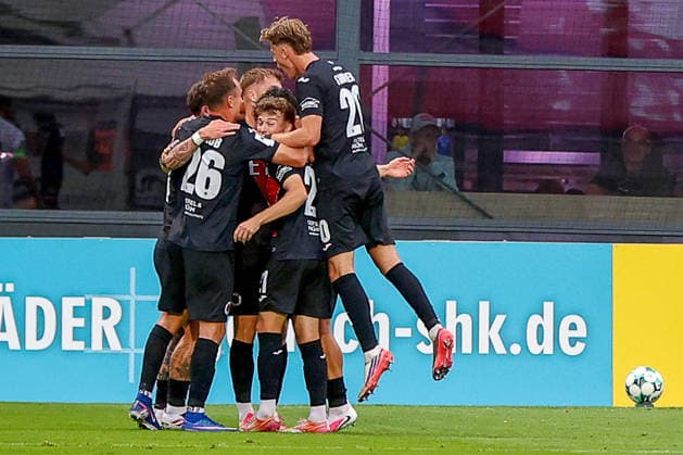 30.08.2026, xsscx, Fußball 3. Liga, Viktoria Köln - Preußen Münster, 3. Spieltag, Sportpark Höhenberg, Saison 2026 2027: Die Mannschaft von Viktoria köln feiert das Tor zum 2:0 durch Torschuetze David Otto (Viktoria Köln 10)DFB regulations prohibit any use of photographs as image sequences and or quasi-video. Photo: xSandraxScherningxPressefotoKochx Nordrhein-Westfalen Deutschland