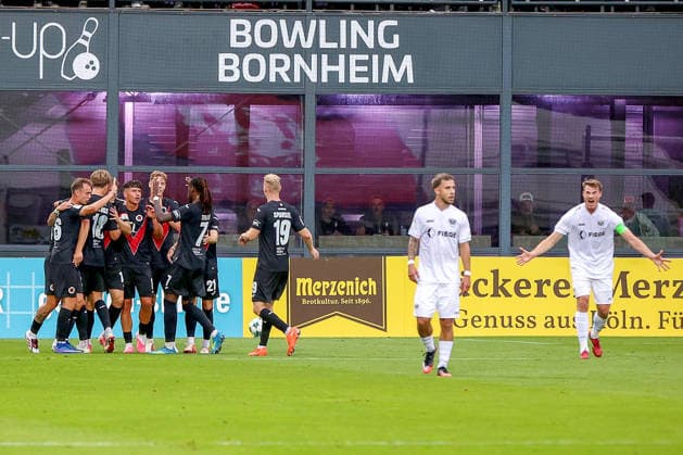 30.08.2026, xsscx, Fußball 3. Liga, Viktoria Köln - Preußen Münster, 3. Spieltag, Sportpark Höhenberg, Saison 2026 2027: Die Mannschaft von Viktoria köln feiert das Tor zum 2:0 durch Torschuetze David Otto (Viktoria Köln 10)DFB regulations prohibit any use of photographs as image sequences and or quasi-video. Photo: xSandraxScherningxPressefotoKochx Nordrhein-Westfalen Deutschland