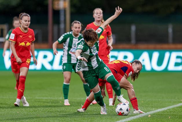 v.li.: Mei Shimada (SV Werder Bremen, 8) und Jasmien Mathys (RB Leipzig, 12) im Zweikampf, Duell, Dynamik, Aktion, Action, Spielszene, DIE DFB-RICHTLINIEN UNTERSAGEN JEGLICHE NUTZUNG VON FOTOS ALS SEQUENZBILDER UND ODER VIDEOÄHNLICHE FOTOSTRECKEN. DFB REGULATIONS PROHIBIT ANY USE OF PHOTOGRAPHS AS IMAGE SEQUENCES AND OR QUASI-VIDEO., 30.08.2026, Bremen (Deutschland), Fussball, Google Pixel Frauen-Bundesliga, SV Werder Bremen - RB Leipzig *** v li Mei Shimada (SV Werder Bremen), 8, and Jasmien Mathys (RB Leipzig), 12, in a one-on-one battle, duel, dynamic moment, action, game play, DFB REGULATIONS PROHIBIT ANY USE OF PHOTOGRAPHS AS SEQUENCE IMAGES AND OR VIDEO-LIKE PHOTO SERIES DFB REGULATIONS PROHIBIT ANY USE OF PHOTOGRAPHS AS IMAGE SEQUENCES AND OR VIDEO-LIKE PHOTO SERIES, August 30, 2026, Bremen, Germany, soccer, Google Pixel Women’s Bundesliga, SV Werder Bremen vs. RB Leipzig xobx