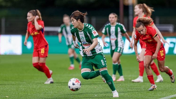 Mei Shimada (SV Werder Bremen, 8) am Ball, Einzelbild, Ganzkörper, Aktion, Action, Spielszene, DIE DFB-RICHTLINIEN UNTERSAGEN JEGLICHE NUTZUNG VON FOTOS ALS SEQUENZBILDER UND ODER VIDEOÄHNLICHE FOTOSTRECKEN. DFB REGULATIONS PROHIBIT ANY USE OF PHOTOGRAPHS AS IMAGE SEQUENCES AND OR QUASI-VIDEO., 30.08.2026, Bremen (Deutschland), Fussball, Google Pixel Frauen-Bundesliga, SV Werder Bremen - RB Leipzig *** Mei Shimada, SV Werder Bremen, No. 8 with the ball, single frame, full body, action, game scene, DFB REGULATIONS PROHIBIT ANY USE OF PHOTOGRAPHS AS IMAGE SEQUENCES AND OR VIDEO-LIKE PHOTO SERIES DFB REGULATIONS PROHIBIT ANY USE OF PHOTOGRAPHS AS IMAGE SEQUENCES AND OR QUASI-VIDEO, August 30, 2026, Bremen, Germany, Soccer, Google Pixel Women’s Bundesliga, SV Werder Bremen vs. RB Leipzig xobx