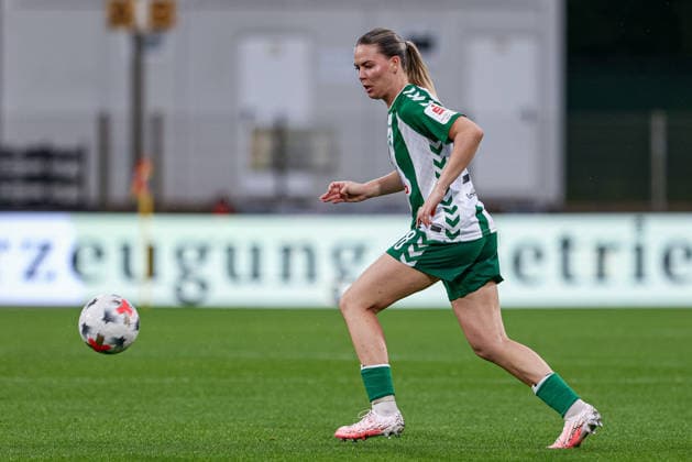 Juliane Wirtz (SV Werder Bremen, 28) am Ball, Freisteller, Einzelbild, Ganzkörper, Aktion, Action, Spielszene, DIE DFB-RICHTLINIEN UNTERSAGEN JEGLICHE NUTZUNG VON FOTOS ALS SEQUENZBILDER UND ODER VIDEOÄHNLICHE FOTOSTRECKEN. DFB REGULATIONS PROHIBIT ANY USE OF PHOTOGRAPHS AS IMAGE SEQUENCES AND OR QUASI-VIDEO., 30.08.2026, Bremen (Deutschland), Fussball, Google Pixel Frauen-Bundesliga, SV Werder Bremen - RB Leipzig *** Juliane Wirtz, SV Werder Bremen, 28 with the ball, cutout, single image, full body, action, game scene, DFB REGULATIONS PROHIBIT ANY USE OF PHOTOGRAPHS AS SEQUENCE IMAGES AND OR VIDEO-LIKE PHOTO SERIES DFB REGULATIONS PROHIBIT ANY USE OF PHOTOGRAPHS AS IMAGE SEQUENCES AND OR QUASI-VIDEO, August 30, 2026, Bremen, Germany, Soccer, Google Pixel Women’s Bundesliga, SV Werder Bremen vs. RB Leipzig xobx