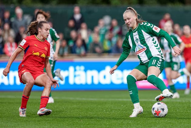 v.li.: Jasmien Mathys (RB Leipzig, 12) und Isabella Jaron (SV Werder Bremen, 11) im Zweikampf, Duell, Dynamik, Aktion, Action, Spielszene, DIE DFB-RICHTLINIEN UNTERSAGEN JEGLICHE NUTZUNG VON FOTOS ALS SEQUENZBILDER UND ODER VIDEOÄHNLICHE FOTOSTRECKEN. DFB REGULATIONS PROHIBIT ANY USE OF PHOTOGRAPHS AS IMAGE SEQUENCES AND OR QUASI-VIDEO., 30.08.2026, Bremen (Deutschland), Fussball, Google Pixel Frauen-Bundesliga, SV Werder Bremen - RB Leipzig *** From left: Jasmien Mathys of RB Leipzig, 12, and Isabella Jaron of SV Werder Bremen, 11, in a one-on-one battle; duel; dynamism; action; game scene, DFB REGULATIONS PROHIBIT ANY USE OF PHOTOGRAPHS AS IMAGE SEQUENCES AND OR VIDEO-LIKE PHOTO SERIESENCES AND OR QUASI-VIDEO, August 30, 2026, Bremen, Germany, soccer, Google Pixel Women’s Bundesliga, SV Werder Bremen vs. RB Leipzig xobx