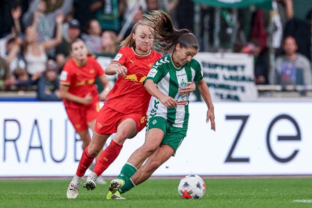 v.li.: Lou-Ann Joly (RB Leipzig, 6) und Luna Vanzeir (SV Werder Bremen, 13) im Zweikampf, Duell, Dynamik, Aktion, Action, Spielszene, DIE DFB-RICHTLINIEN UNTERSAGEN JEGLICHE NUTZUNG VON FOTOS ALS SEQUENZBILDER UND ODER VIDEOÄHNLICHE FOTOSTRECKEN. DFB REGULATIONS PROHIBIT ANY USE OF PHOTOGRAPHS AS IMAGE SEQUENCES AND OR QUASI-VIDEO., 30.08.2026, Bremen (Deutschland), Fussball, Google Pixel Frauen-Bundesliga, SV Werder Bremen - RB Leipzig *** From left: Lou Ann Joly (RB Leipzig), 6, and Luna Vanzeir (SV Werder Bremen), 13, in a one-on-one battle, duel, dynamic moment, action, game scene, DFB REGULATIONS PROHIBIT ANY USE OF PHOTOGRAPHS AS SEQUENCE IMAGES AND OR VIDEO-LIKE PHOTO SERIES DFB REGULATIONS PROHIBIT ANY USE OF PHOTOGRAPHS AS IMAGE SEQU, August 30, 2026, Bremen, Germany, soccer, Google Pixel Women’s Bundesliga, SV Werder Bremen vs. RB Leipzig xobx