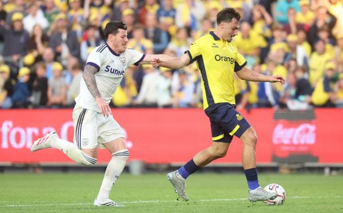 Anderlecht s Giulian Biancone and Union s Mateo Biondic fight for the ball during a soccer match between Union Saint-Gilloise and RSC Anderlecht, Sunday 30 August 2026 in Brussels, on day 4 of the 2026-2027 Jupiler Pro League first division of the Belgian championship. VIRGINIExLEFOUR  x184774388x