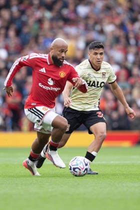 MANCHESTER, ENGLAND, AUG 30: Bryan Mbeumo of Manchester United, ManU (L) runs with the ball under pressure from Marcelino Nunez of Ipswich Town (R) during a Premier League 2026 27 football match between Manchester United and Ipswich Town at Old Trafford in Manchester, England (photo by Richard Callis Sports Press Photo) Copyright: xRichardxCallis SportsxPressxPhotox Sportspressphoto_SPR219954