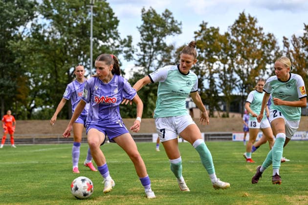 30.08.2026, Fußball, 2. Frauen-Bundesliga, 2026 2027, 4. Spieltag, SG 99 Andernach - TSG Hoffenheim U20 Luise Krczal (TSG U20) verteidigt den Ball vor Carolin Schraa (7 Andernach). *** August 30, 2026, Soccer, Women s Bundesliga 2, 2026–2027, Matchday 4, SG 99 Andernach vs. TSG Hoffenheim U20. Luise Krczal (TSG U20) defends the ball against Carolin Schraa (7, Andernach).