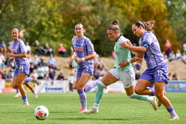 30.08.2026, Fußball, 2. Frauen-Bundesliga, 2026 2027, 4. Spieltag, SG 99 Andernach - TSG Hoffenheim U20 Leni Wileschek (13 TSG U20) versucht verbissen Carolin Schraa (7 Andernach) vom Ball zu trennen. *** August 30, 2026, Soccer, Women s Bundesliga 2, 2026–2027, Matchday 4, SG 99 Andernach vs. TSG Hoffenheim U20, Leni Wileschek 13 (TSG U20) fights hard to take the ball away from Carolin Schraa 7 (Andernach)