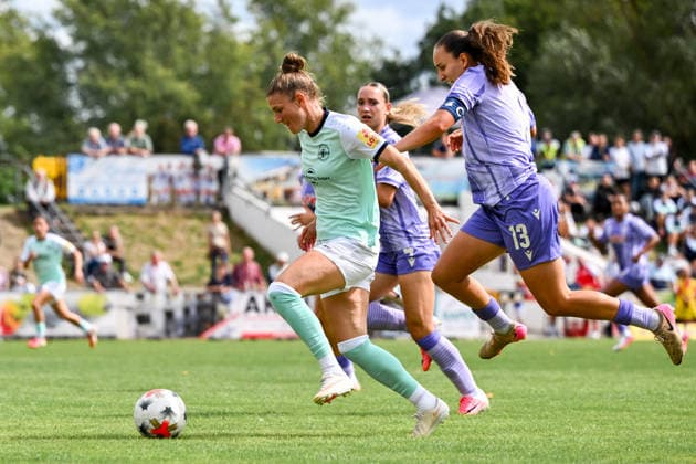 30.08.2026, Fußball, 2. Frauen-Bundesliga, 2026 2027, 4. Spieltag, SG 99 Andernach - TSG Hoffenheim U20 Carolin Schraa (7 Andernach) und Leni Wileschek (13 TSG U20) im Zweikampf. *** August 30, 2026, Soccer, Women s Bundesliga 2, 2026–2027, Matchday 4, SG 99 Andernach vs. TSG Hoffenheim U20: Carolin Schraa (7, Andernach) and Leni Wileschek (13, TSG U20) in a tackle