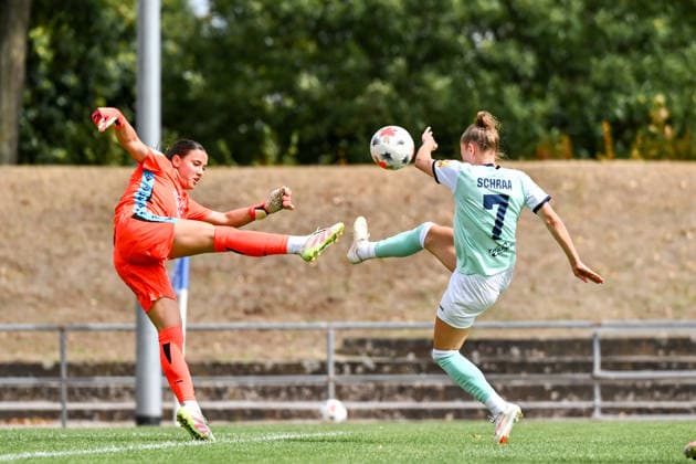 30.08.2026, Fußball, 2. Frauen-Bundesliga, 2026 2027, 4. Spieltag, SG 99 Andernach - TSG Hoffenheim U20 Torhüterin Romy Bräutigam (TSG U20) und Carolin Schraa (7 Andernach) gehen zum Ball. *** August 30, 2026, Soccer, Women s Bundesliga 2, 2026–2027, Matchday 4, SG 99 Andernach vs. TSG Hoffenheim U20; Goalkeepers Romy Bräutigam (TSG U20) and Carolin Schraa (Andernach) go for the ball