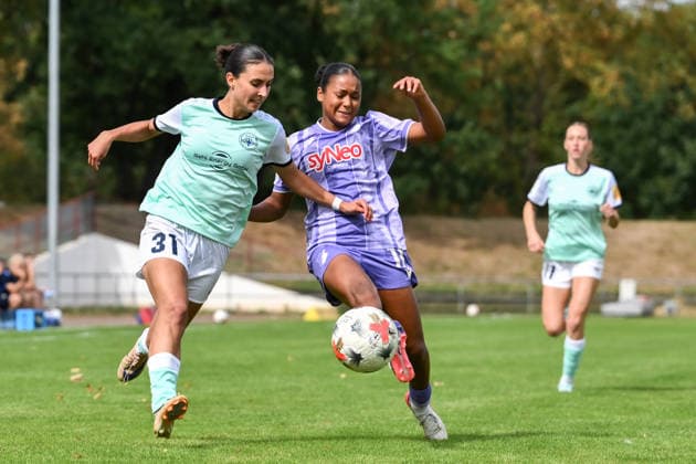 30.08.2026, Fußball, 2. Frauen-Bundesliga, 2026 2027, 4. Spieltag, SG 99 Andernach - TSG Hoffenheim U20 Muriel Bey (31 Andernach) im Duell mit Maimouna Stein (11 TSG U20). *** August 30, 2026, Soccer, Women s Bundesliga 2, 2026–2027, Matchday 4, SG 99 Andernach vs. TSG Hoffenheim U20: Muriel Bey (31, Andernach) goes head-to-head with Maimouna Stein (11, TSG U20)