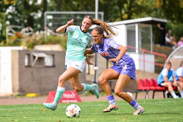 30.08.2026, Fußball, 2. Frauen-Bundesliga, 2026 2027, 4. Spieltag, SG 99 Andernach - TSG Hoffenheim U20 Svenja Vöhringer (34 TSG U20) versucht Ina Keller (Andernach, links) auf dem Flügel abzudrängen. *** August 30, 2026, Soccer, Women s Bundesliga 2, 2026–2027, Matchday 4, SG 99 Andernach vs. TSG Hoffenheim U20. Svenja Vöhringer (34) of TSG U20 tries to push Ina Keller of Andernach off the left wing.