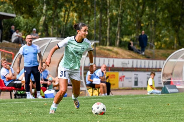 30.08.2026, Fußball, 2. Frauen-Bundesliga, 2026 2027, 4. Spieltag, SG 99 Andernach - TSG Hoffenheim U20 Muriel Bey (31 Andernach) mit dem Ball auf der Außenbahn. *** August 30, 2026, Soccer, Women s Bundesliga 2, 2026–2027, Matchday 4, SG 99 Andernach vs. TSG Hoffenheim U20, Muriel Bey, 31, Andernach, with the ball on the wing