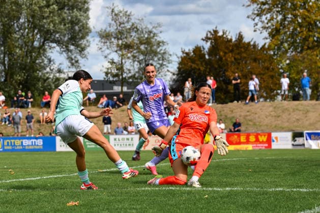 30.08.2026, Fußball, 2. Frauen-Bundesliga, 2026 2027, 4. Spieltag, SG 99 Andernach - TSG Hoffenheim U20 Narjiss Ahamad (links im mintfarbenen Trikot) hatte die Führung auf dem Fuß. Doch Torhüterin Romy Bräutigam (TSG U20) pariert den Schuss. *** August 30, 2026, Soccer, Women s Bundesliga 2, 2026–2027, Matchday 4, SG 99 Andernach vs. TSG Hoffenheim U20. Narjiss Ahamad, on the left in the mint-colored jersey, had a chance to take the lead, but TSG U20 goalkeeper Romy Bräutigam saved the shot.