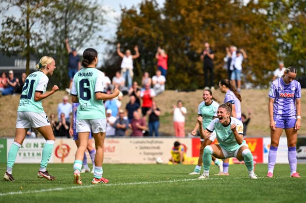 30.08.2026, Fußball, 2. Frauen-Bundesliga, 2026 2027, 4. Spieltag, SG 99 Andernach - TSG Hoffenheim U20 Große Freude bei Carolin Schraa (rechts im mintfarbenen Trikot), Narjiss Ahamad und Isabel Pfeiffer nach dem Andernacher Führungstreffer. *** August 30, 2026, Soccer, Women s Bundesliga 2, 2026–2027, Matchday 4, SG 99 Andernach vs. TSG Hoffenheim U20. Carolin Schraa (right, in the mint-colored jersey), Narjiss Ahamad, and Isabel Pfeiffer celebrate after Andernach takes the lead.