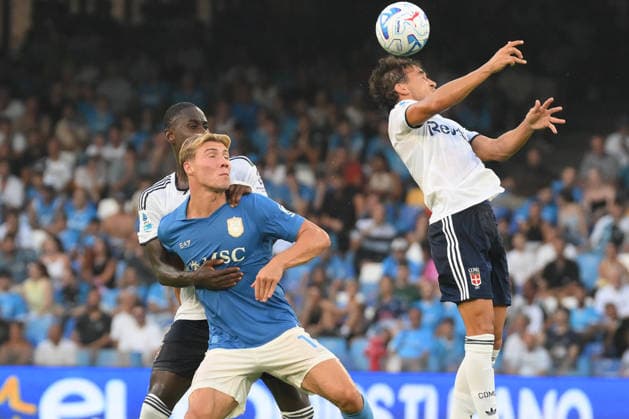 IPA87944172 - Luis Milla of Como 1907 in action during the Serie A Enelive match between SSC Napoli and Como 1907 at the Diego Armando Maradona Stadium  Copyright: xAgostinoxGemito IPAxSportx xx 87944172